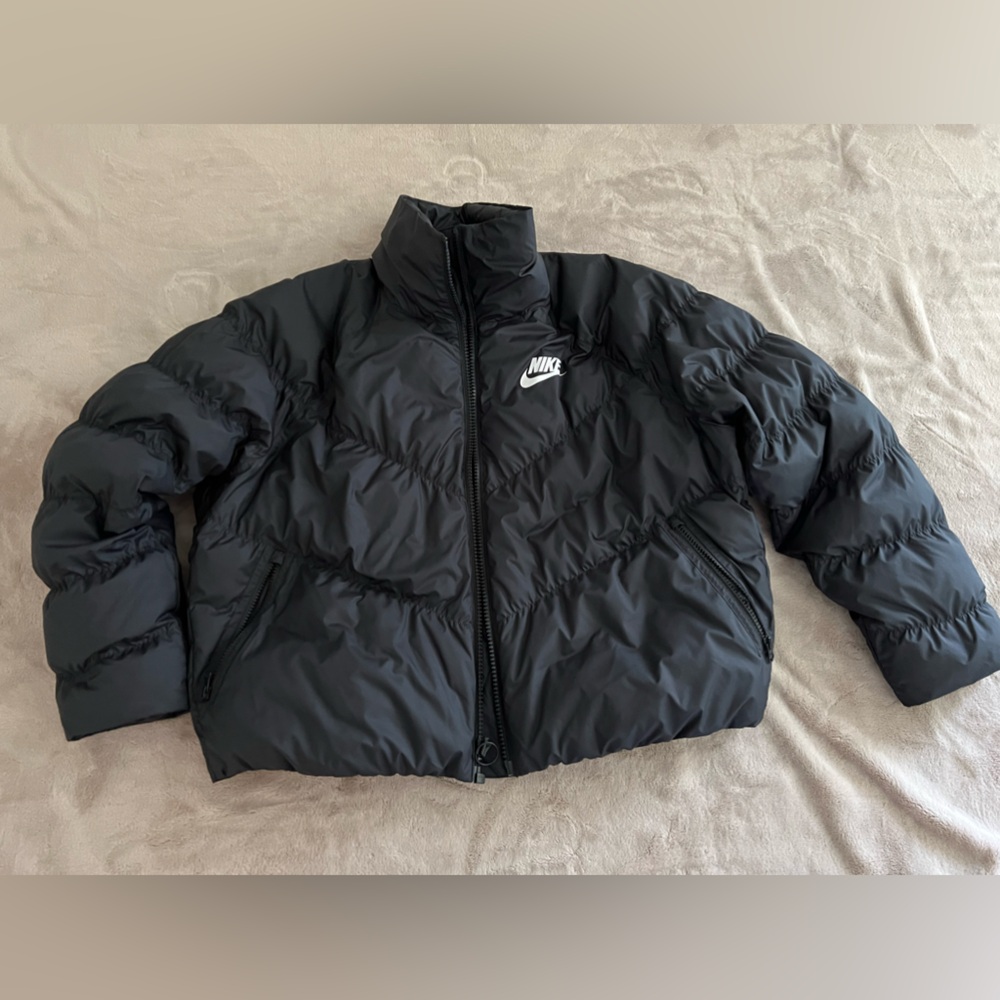 Cropped Nike women’s jacket, size M
